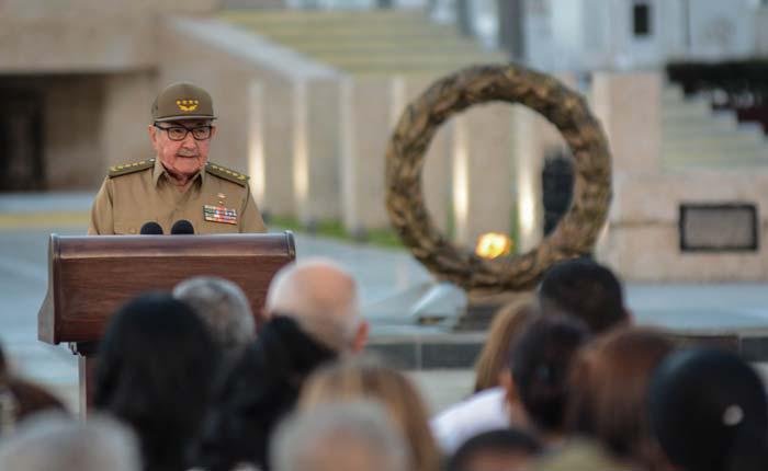 hombre pronuncia discurso