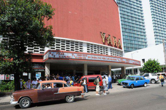 Personas en la entrada del cine Yara, ubicado en El Vedado.