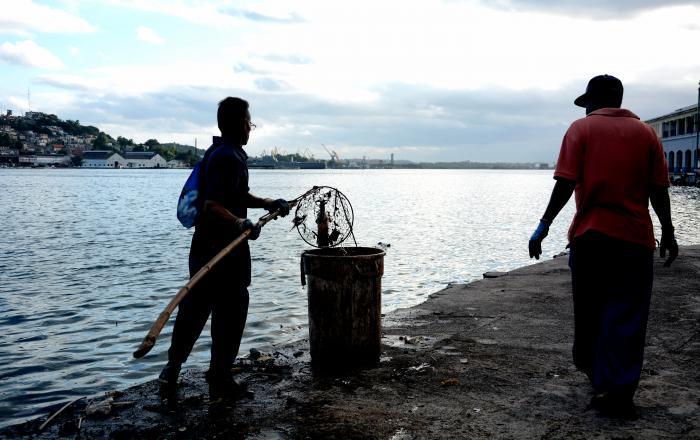 dos hombres. recipiente, bahía habana, construcciones