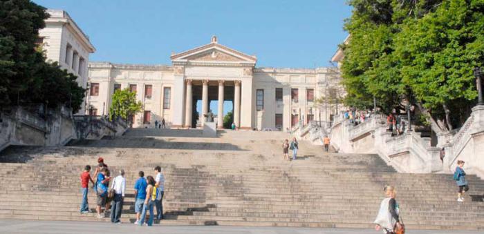 Edificio, escalinata, personas, árboles