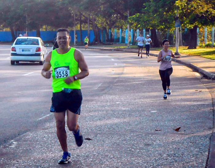 Personas participando en una carrera.