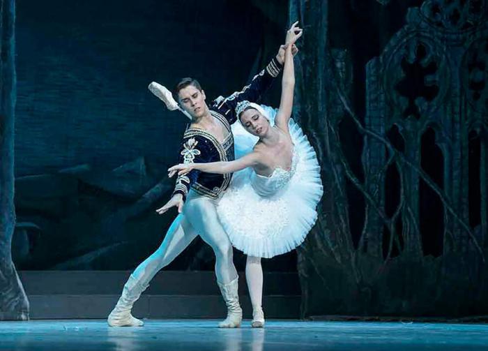 Bailarines del Ballet Nacional de Cuba, bailando el Lago de los cisnes.
