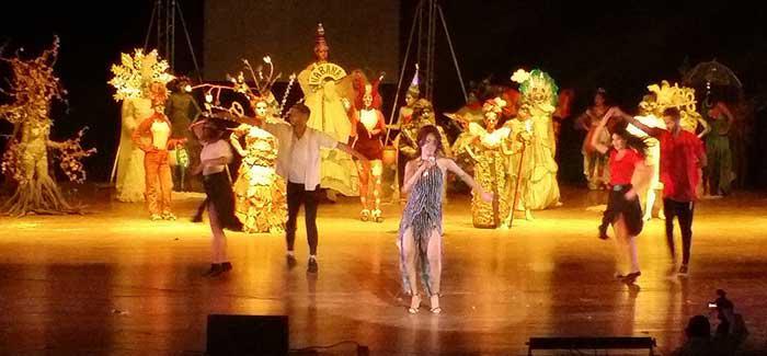 escenario, personas bailan