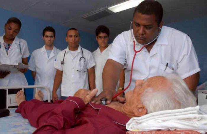 Médico cubano atendiendo paciente.
