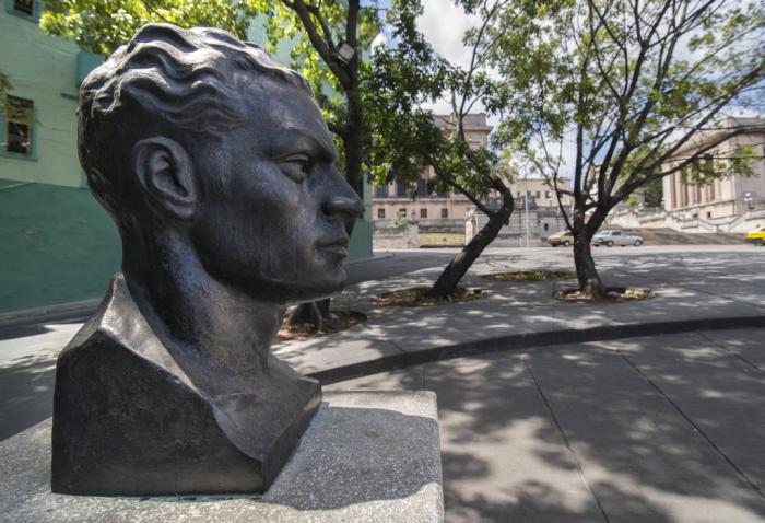 Parque Julio Antonio Mella frente a la Universidad de La Habana