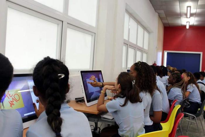 Estudiantes en computadoras.