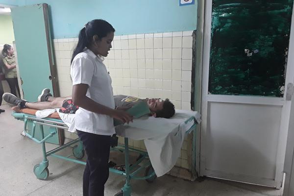 Doctora atiende a paciente accidentado en accidente de tránsito ocurrido en la provincia de Guantánamo, Cuba.
