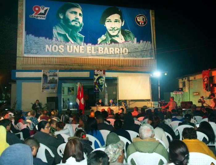 Personas reunidas en Barrio-debate Por el deber patrio y antiimperialista.