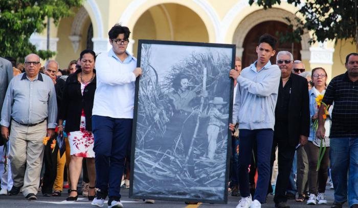 Peregrinación a Celia sánchez en el cementerio Colón en el Panteon de las  FAR