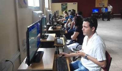 Personas trabajando con computadoras.