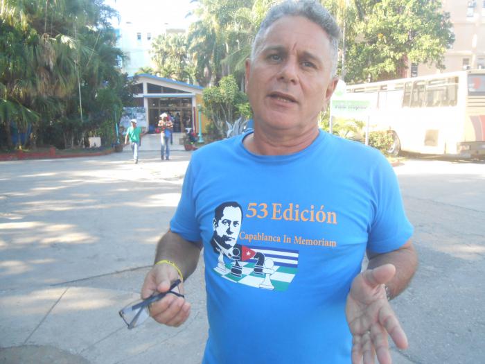 hombre habla, hombres caminan, edificación