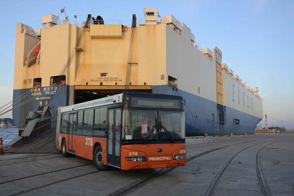 omnibus llegan al puerto habanero.