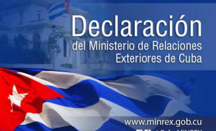 Bandera cubana y logotipo del MINREX