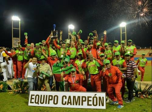 peloteros de Las Tunas celebran la victoria en Campeonato cubano de Pelota