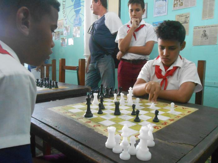 Pioneros compiten en torneo de ajedrez