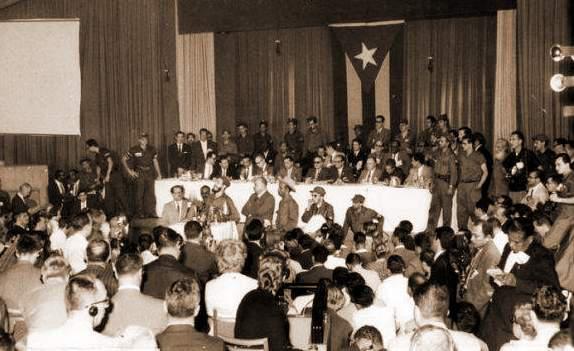 Vista de la intervención de Fidel en la conferencia de prensa durante la Operación Verdad, en el salón Copa Room, del Hotel Habana Riviera, en enero de 1959.