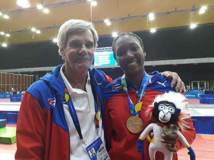 Ceily Mendoza junto a su entrenador Pedro Enrique Gómez en Barranquilla.
