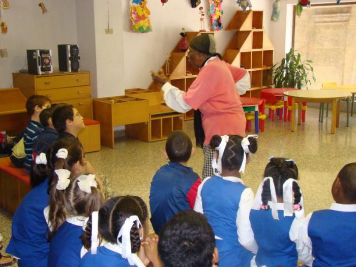 Narradora oral, y niños escuchando un cuento.
