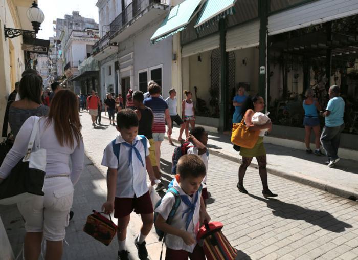 Personas caminando por una calle en cuba