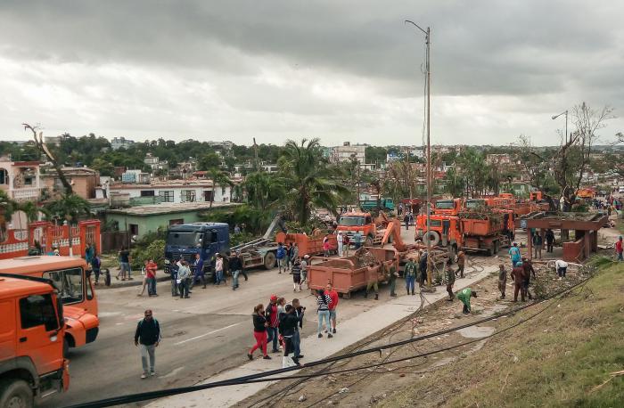 camiones en recuperación del tornado