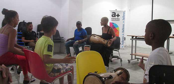 Brenda Navarrete durante uno de los talleres en el Centro a+