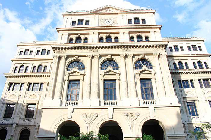 Edificio de la Lonja del Comercio, donde está ubicada Habana Radio