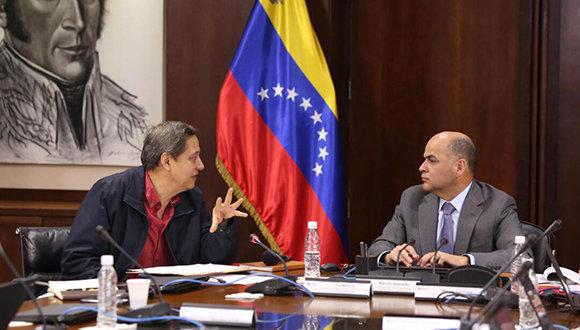 dos personas dialogando