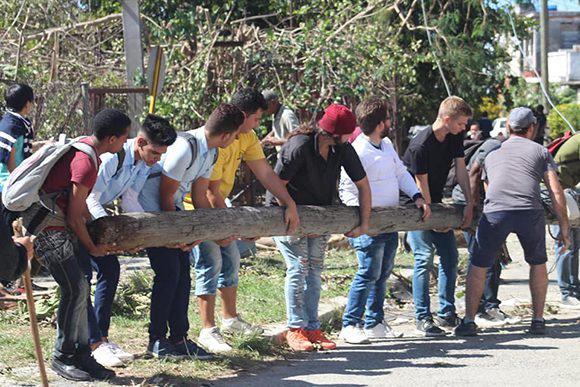 Jóvenes ayudan en la recuperación de La Habana tras el tornado