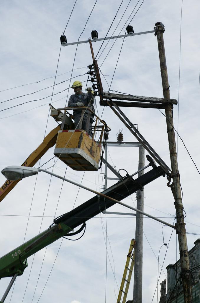 Linieros trabajando en la Retauracion del Servicio Electrico