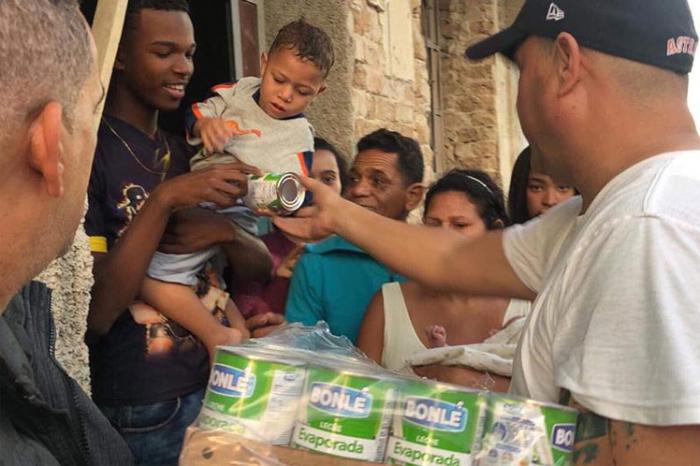 Equipo del programa Vivir del cuento lleva ayuda a damnificados por tornado en La Habana