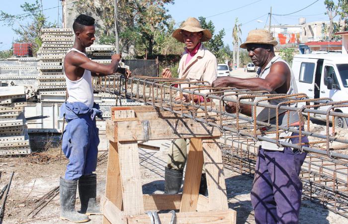 Personas trabajando en Guanabacoa, La Habana.