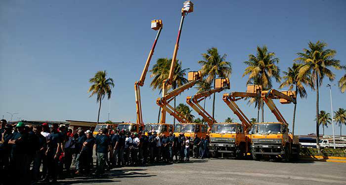 Despiden a trabajadores eléctricos que ayudaron a restablecer el servicio en La Habana tras paso del tornado