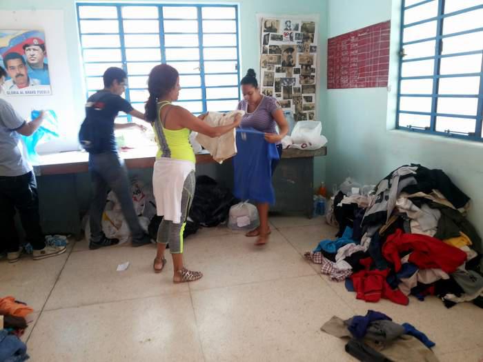 Personas organizando las donaciones para los afectados por el tornado, ocurrido en La Habana