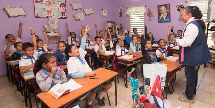 Maestra habanera impartiendo clases a sus alumnos