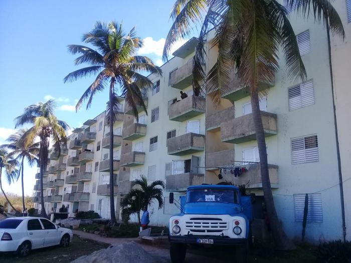 Recorren autoridades del Partido y el Gobierno residencia estudiantil de Micro 10 donada a damnificados del tornado 
