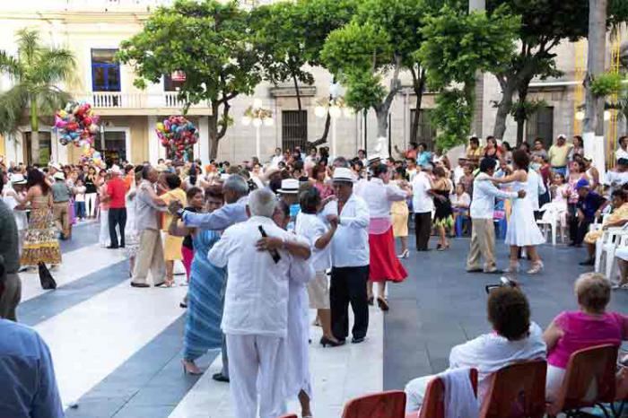 personas bailando