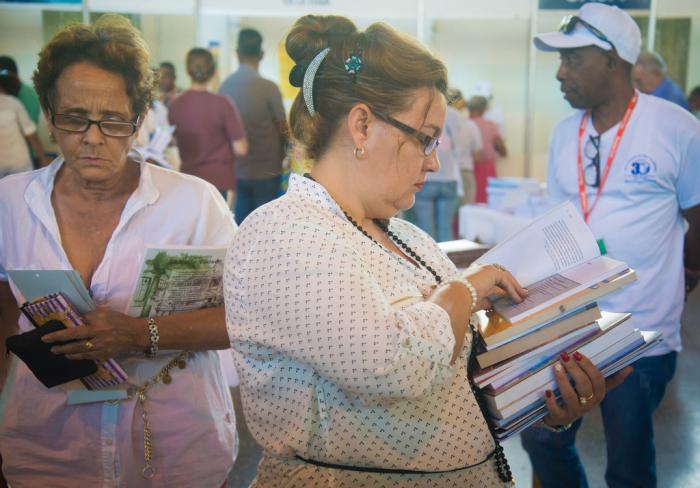 lectores en la Feria del Libro en el Pabellón Cuba