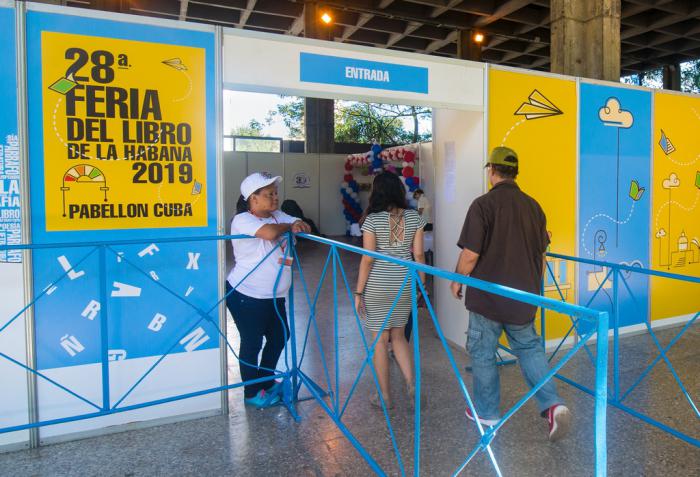 Entrada al pabellón principal de la Feria del Libro en el Pabellón Cuba