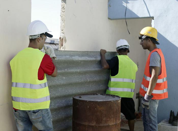 Brigadas construyendo y reparando