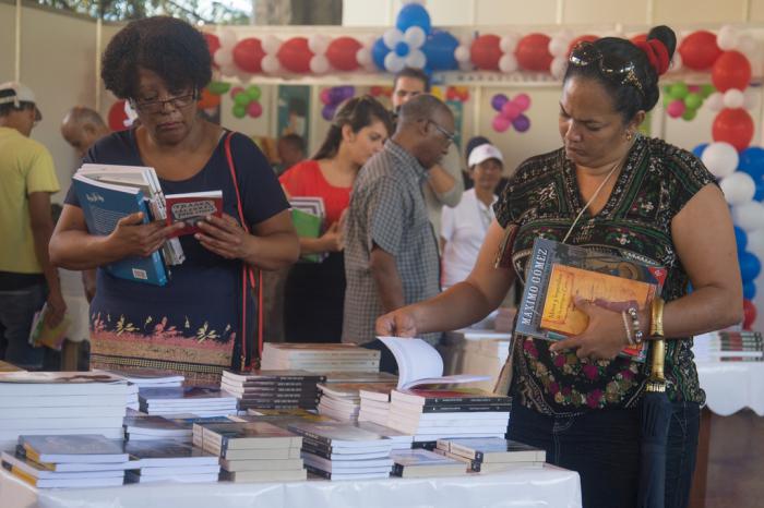 lectores en la Feria del Libro en el Pabellón Cuba