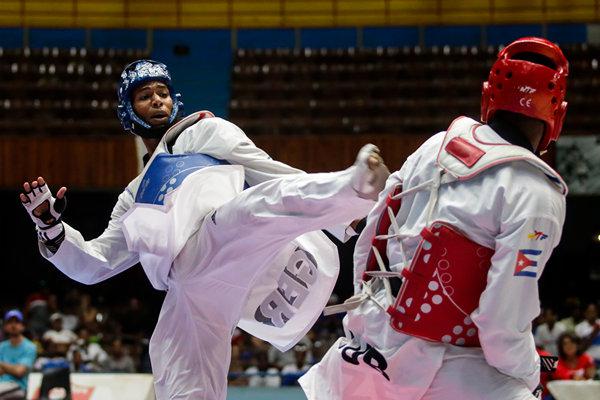 José Ángel Cobas (peto azul) combate en 80 kg frente a Erlandis Mustelier durante la gala del taekwondo cubano de preparación rumbo a los Juegos Panamericanos de Lima en el Coliseo de la Ciudad Deportiva el 10 de Febrero de 2019 en La Habana, Cuba. FOTO: Calixto N. Llanes/Periódico JIT (Cuba)