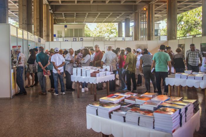 lectores en la Feria del Libro en el Pabellón Cuba