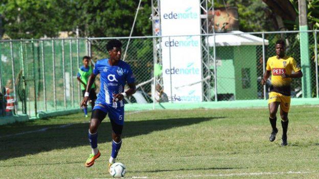 Daniel Luis Sáez (de azul) en una de sus incursiones en la Liga Dominicana de Fútbol