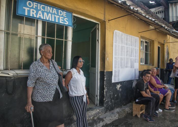 Oficina de trámites designada para damnificados por el tornado en La Habana