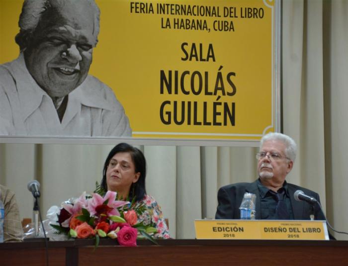 Elizabeth Díaz, autora de El libro del editor ,y el diseñador Jorge Martell