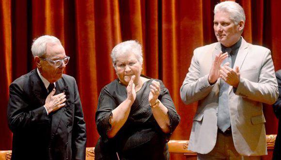 El presidente cubano asistió a la ceremonia de entrega del Honoris Causa a Eusebio Leal