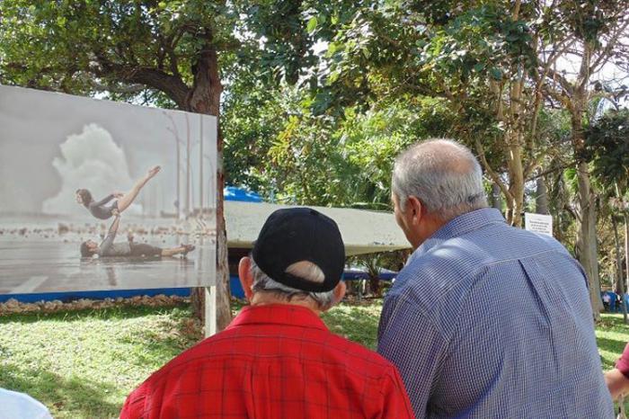 Alpidio Alonso, ministro cubano de Cultura exposición en coopelia