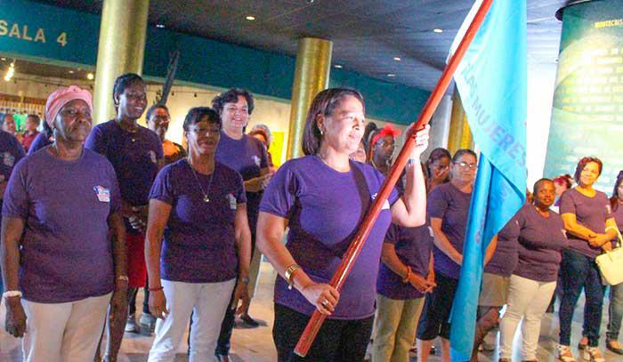 Abanderan delegadas habaneras a Congreso de la FMC