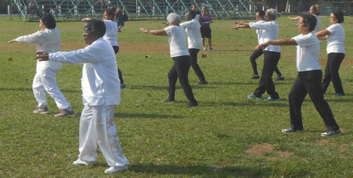 Ejercicios en actividad por aniversario del inder en el Cotorro