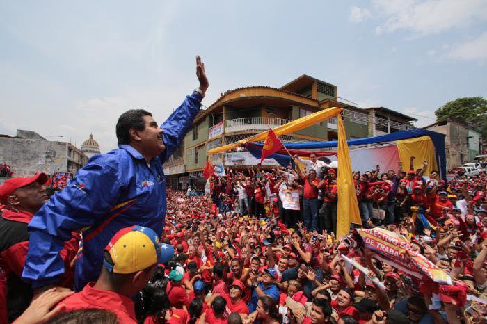 nicolas maduro rodeado de gente